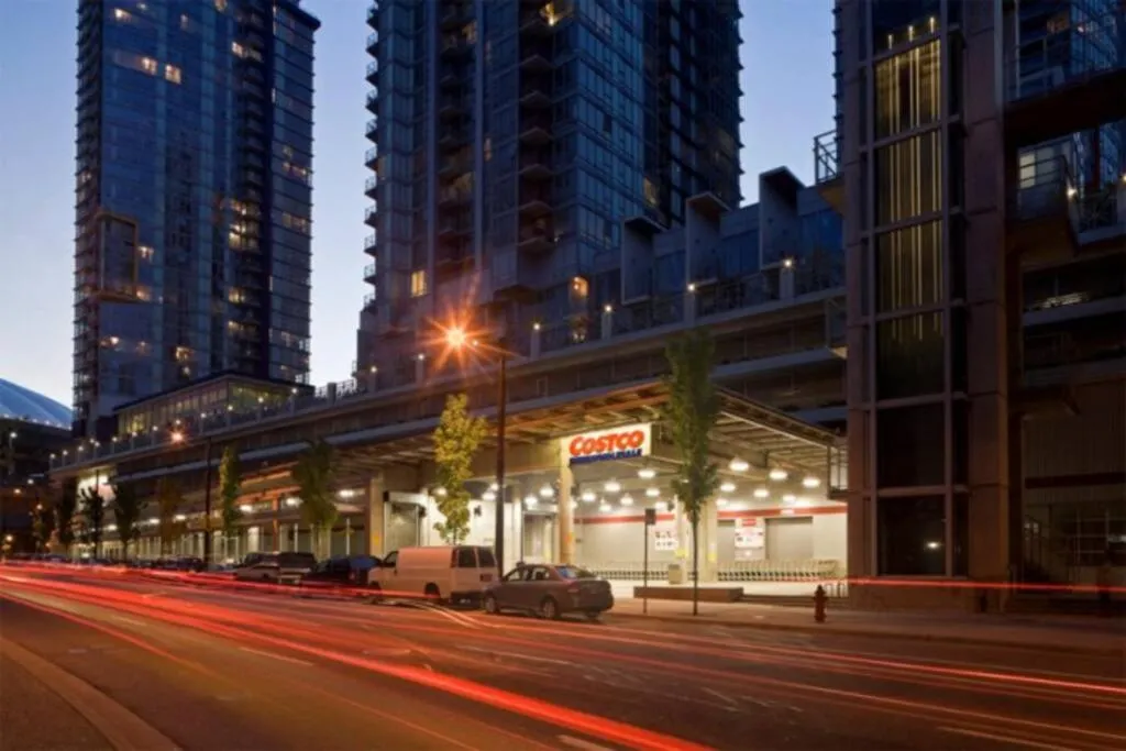 Image 6 of Modern spacious Apt plus Solarium and Den in Downtown Vancouver with Parking and Pool