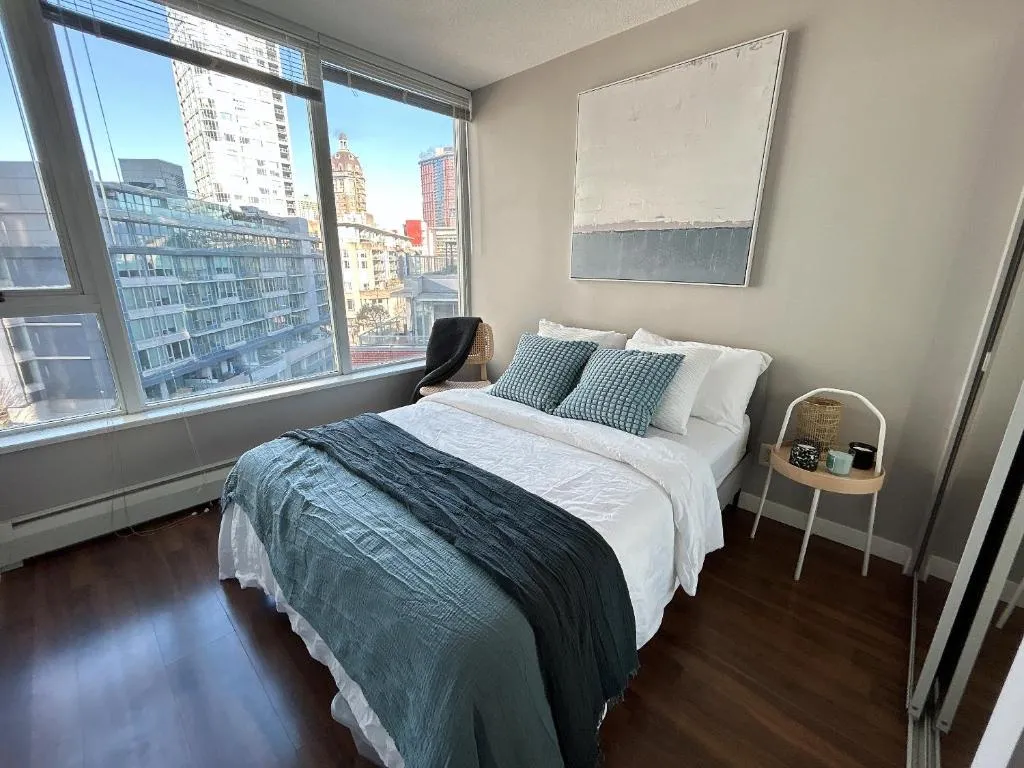 Image of Modern spacious Apt plus Solarium and Den in Downtown Vancouver with Parking and Pool