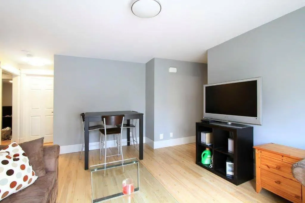 Image 2 of QE Park Garden suite 3BR 1.5Ba