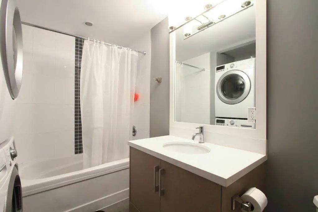 Image 6 of QE Park Garden suite 3BR 1.5Ba