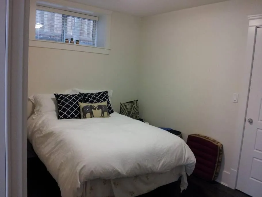 Image 5 of QE Park Garden suite 3BR 1.5Ba
