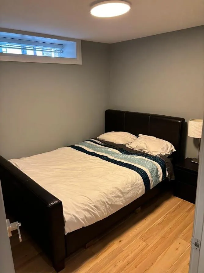 Image 3 of QE Park Garden suite 3BR 1.5Ba