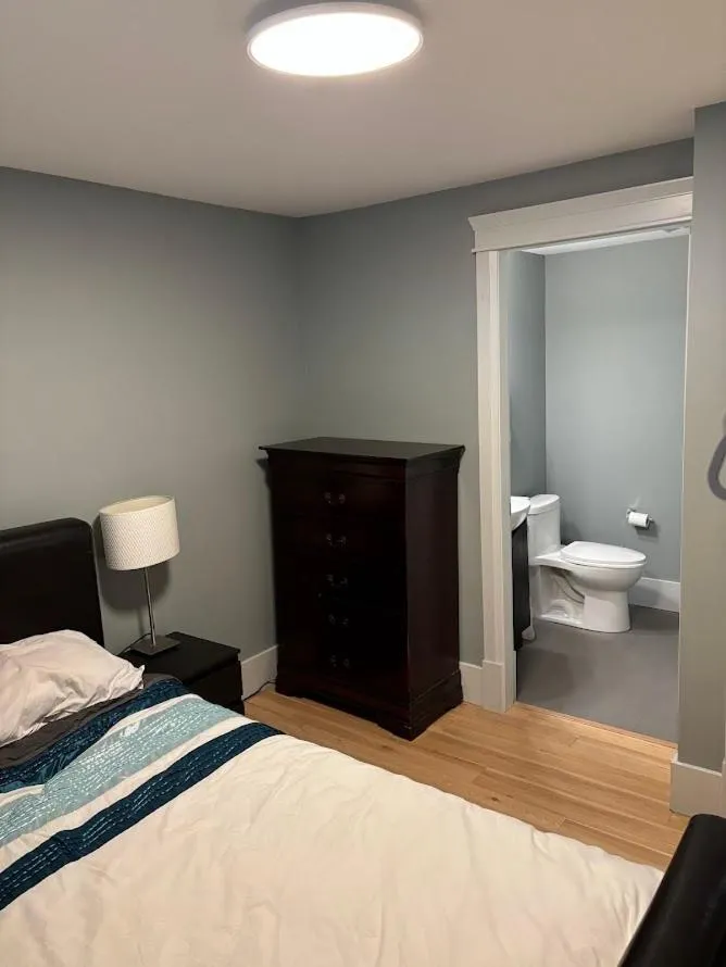 Image 4 of QE Park Garden suite 3BR 1.5Ba
