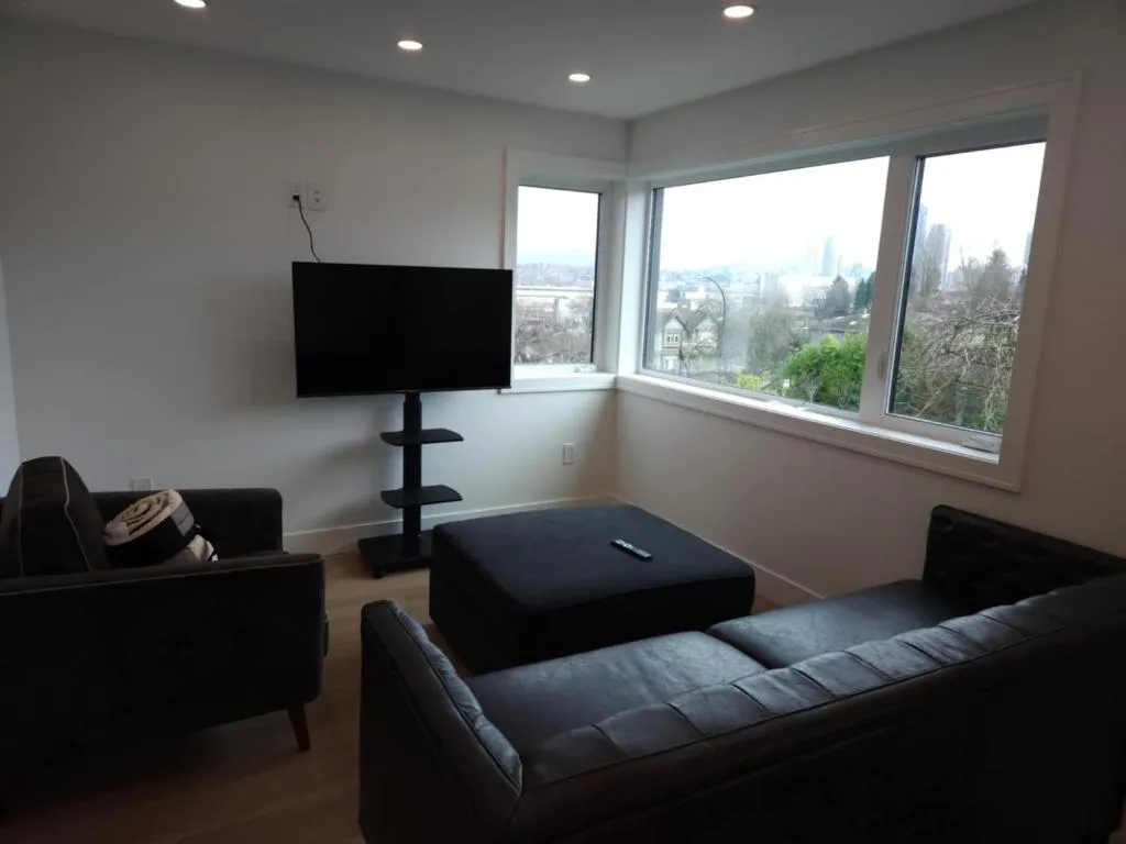 Image of Signature Luxe Top-Floor Townhouse 2BR, 3BA with Stunning Views