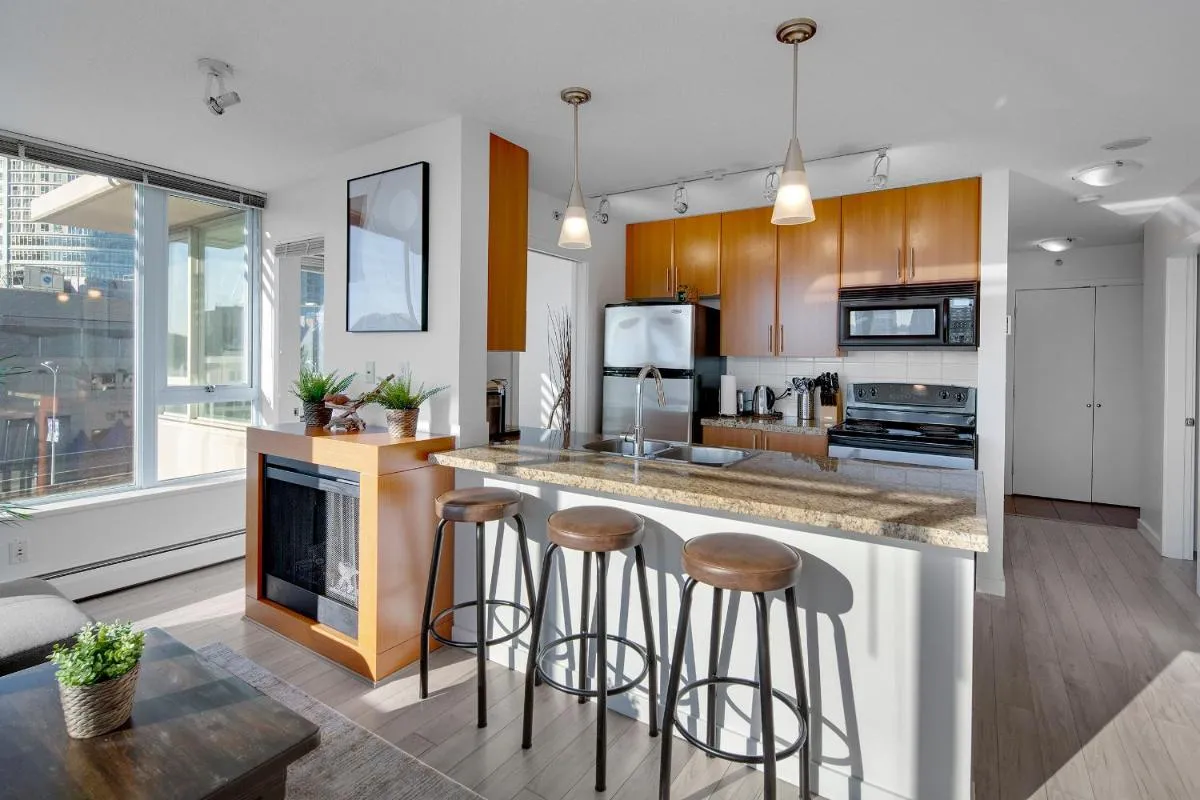Image 1 of Stylish 2BD Condo in Downtown with Marina View