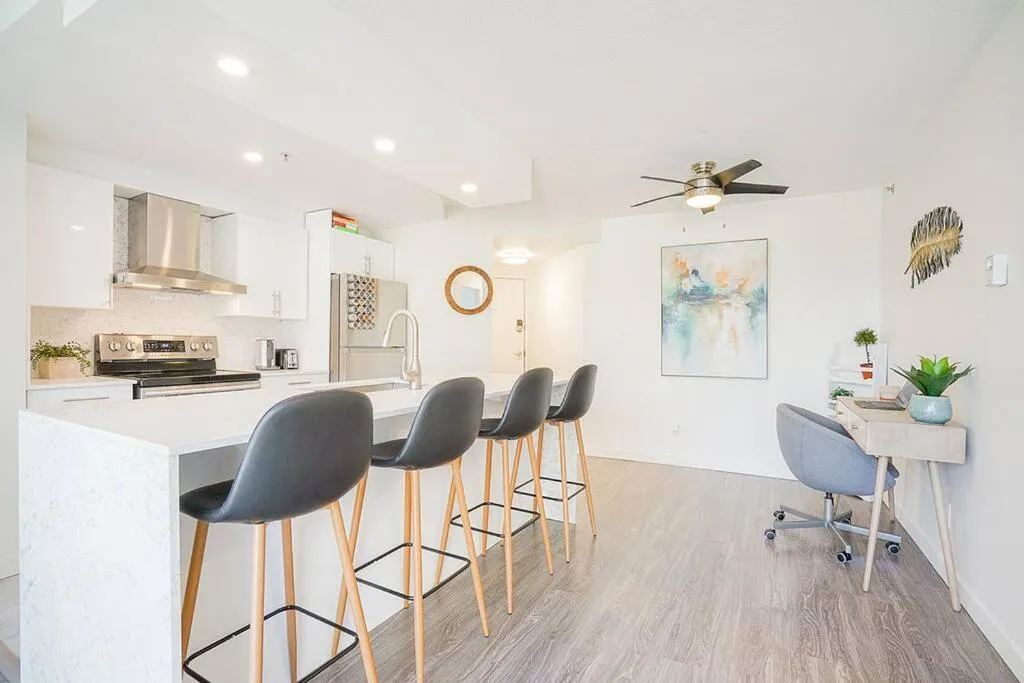 Image of Yaletown Gorgeous Unit Steps from the Beach