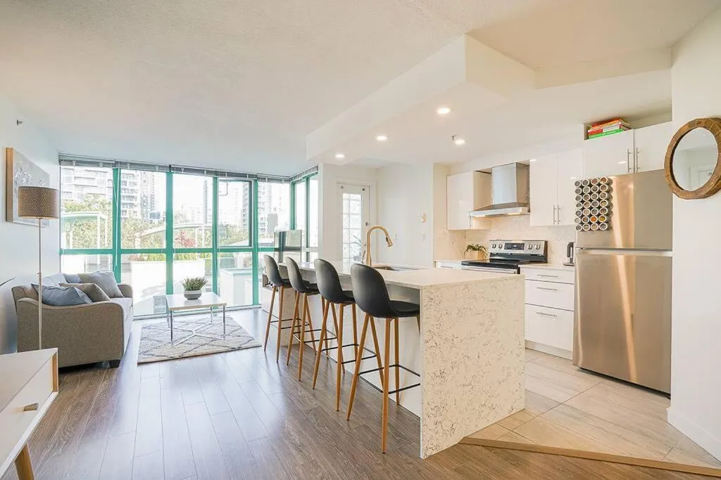 Image 1 of Yaletown Gorgeous Unit Steps from the Beach