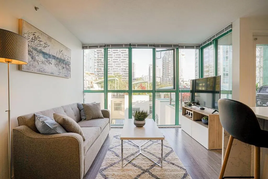 Image 2 of Yaletown Gorgeous Unit Steps from the Beach