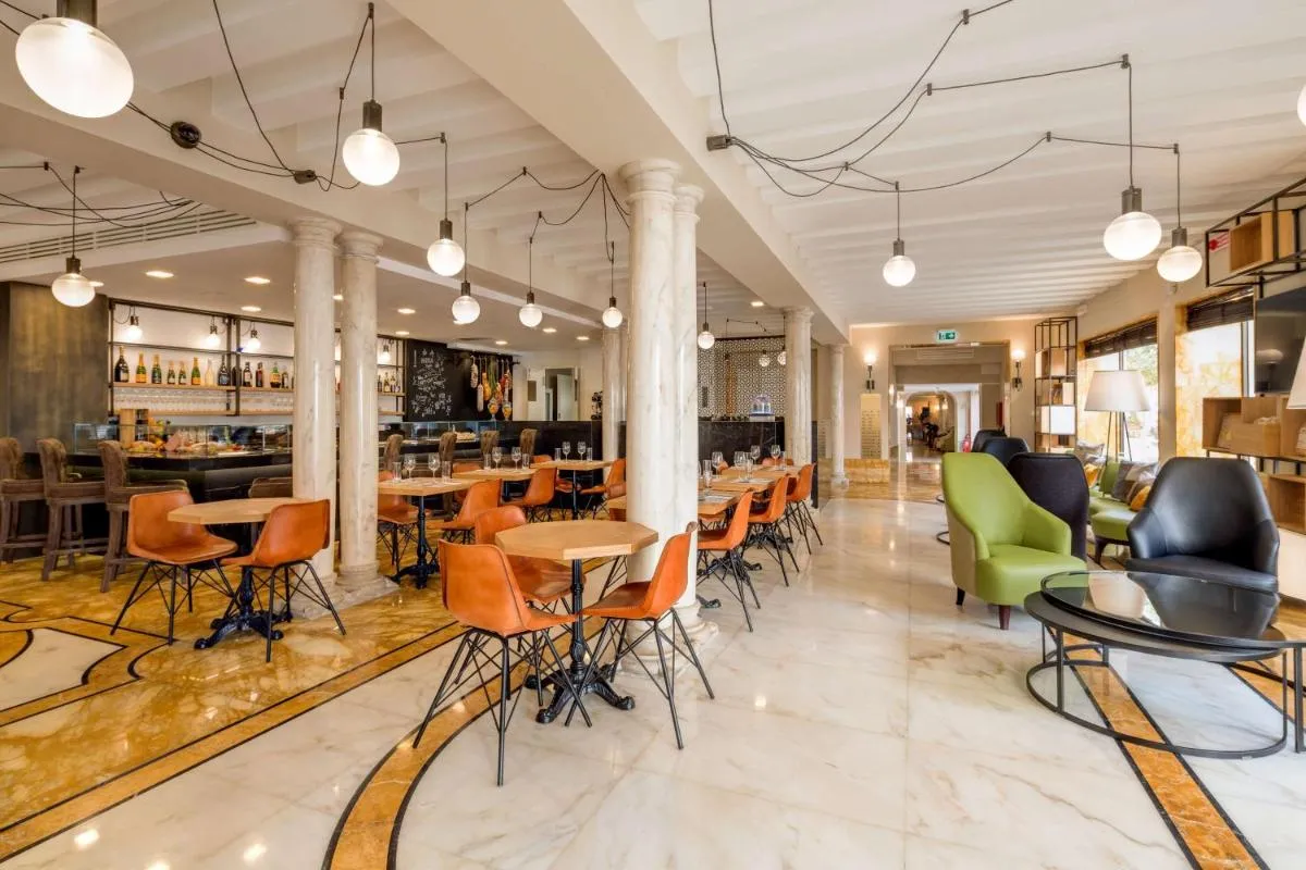 Image 2 of BW Premier Collection CHC Continental