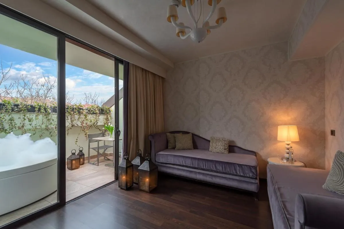 Image 5 of Carnival Palace – Venice Collection