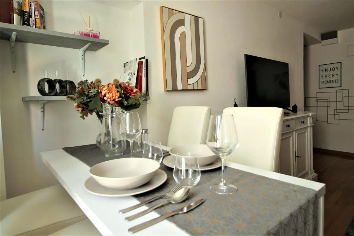 Image 2 of Charming canal view San Marco apartment