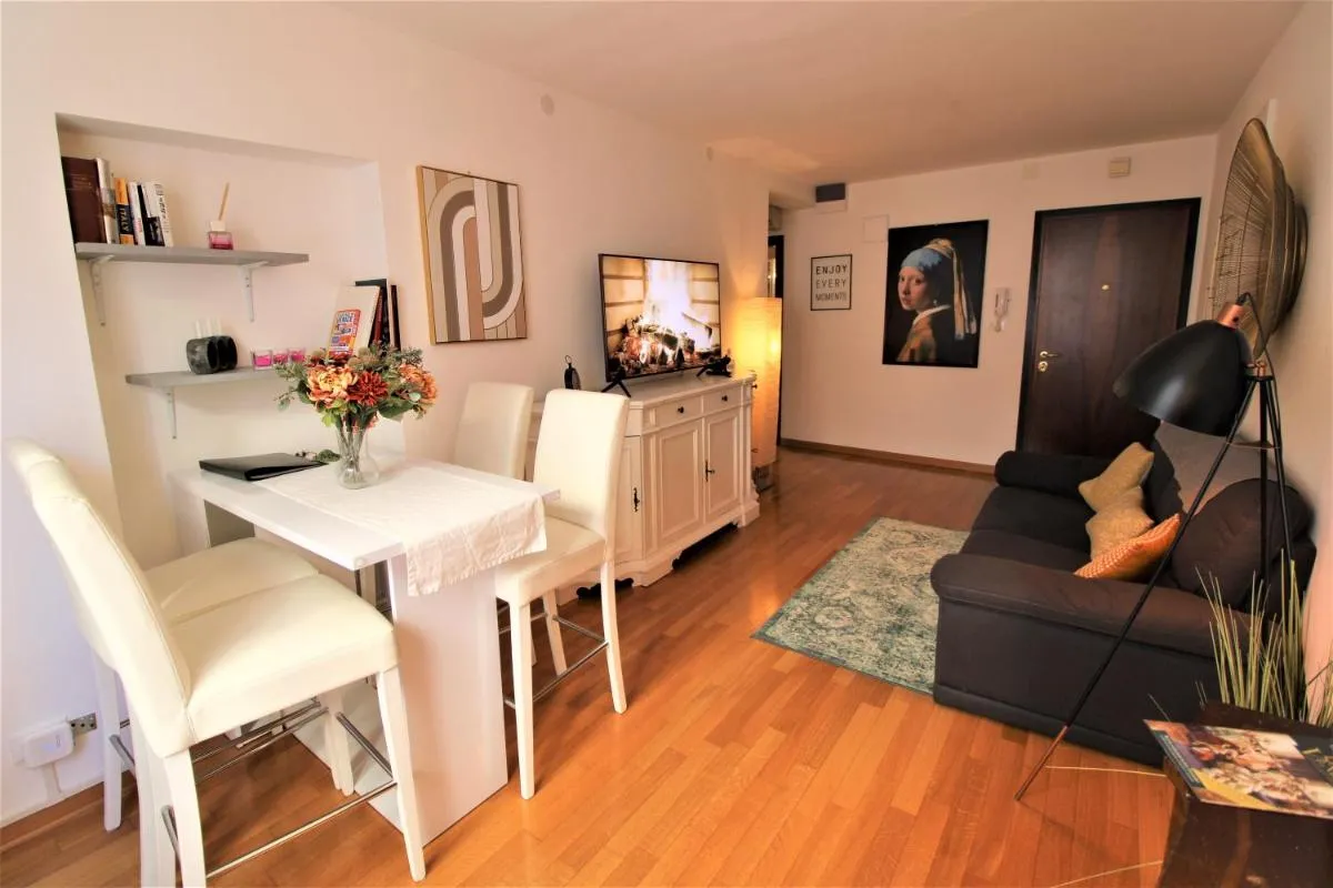Image 4 of Charming canal view San Marco apartment