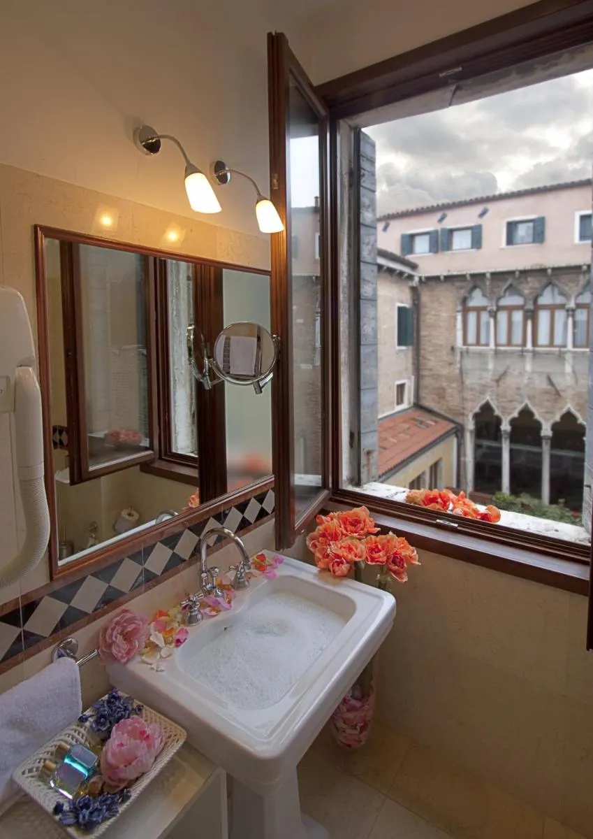 Image 4 of Hotel Al Ponte Dei Sospiri