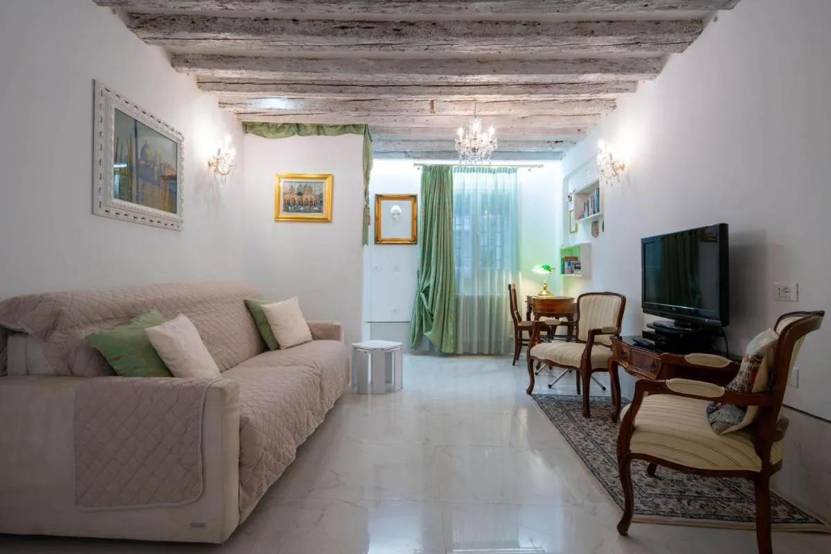 Image 4 of LO’ving in Venice, 5 stars