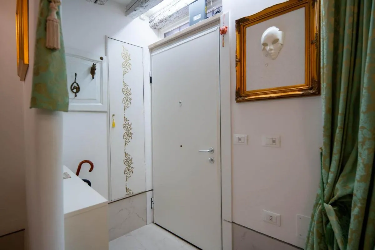 Image 2 of LO’ving in Venice, 5 stars