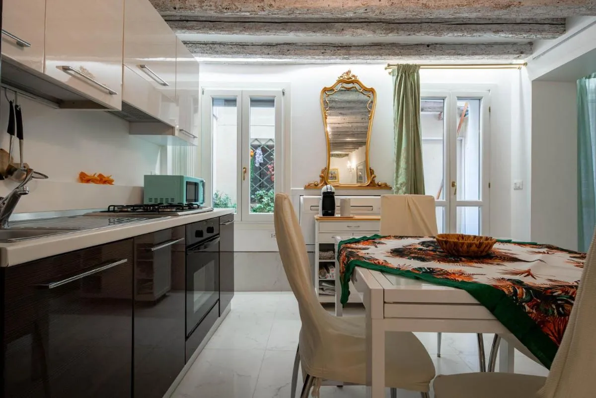 Image 3 of LO’ving in Venice, 5 stars