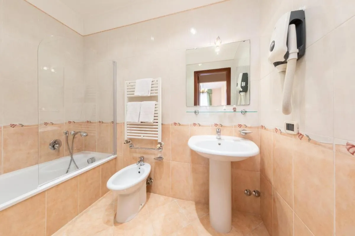 Image 2 of La Locandiera