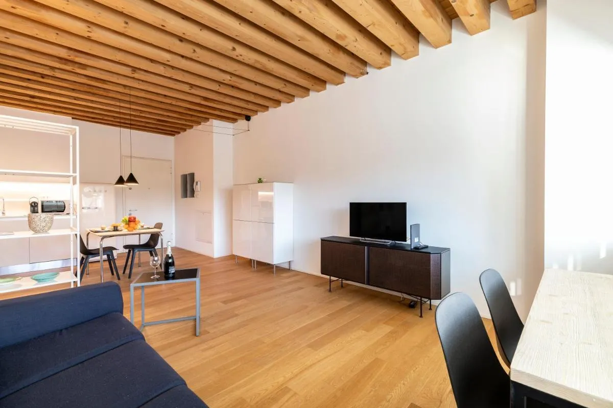 Image 3 of Mel House