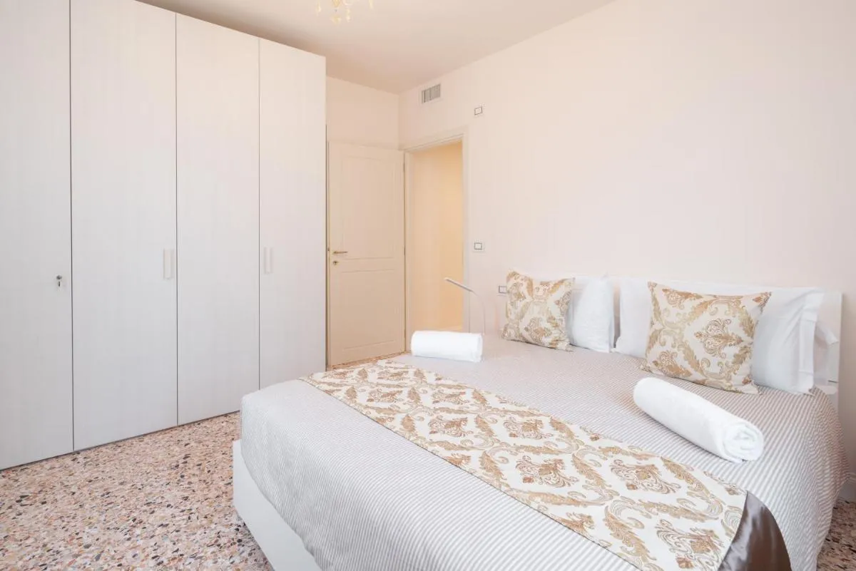 Image 1 of Ve.N.I.Ce Cera Remer Suite