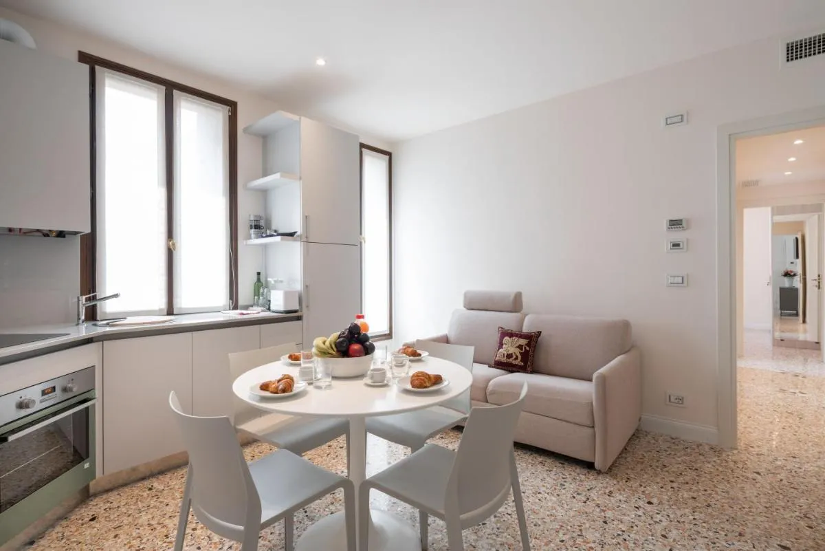 Image 3 of Ve.N.I.Ce Cera Remer Suite