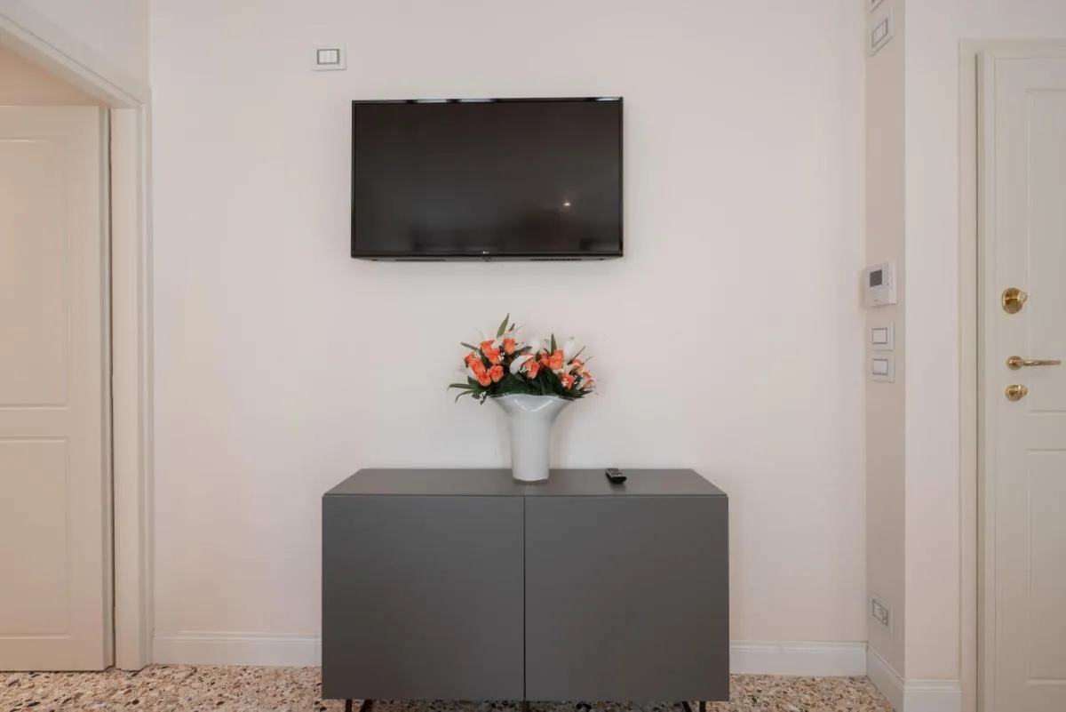 Image 4 of Ve.N.I.Ce Cera Remer Suite