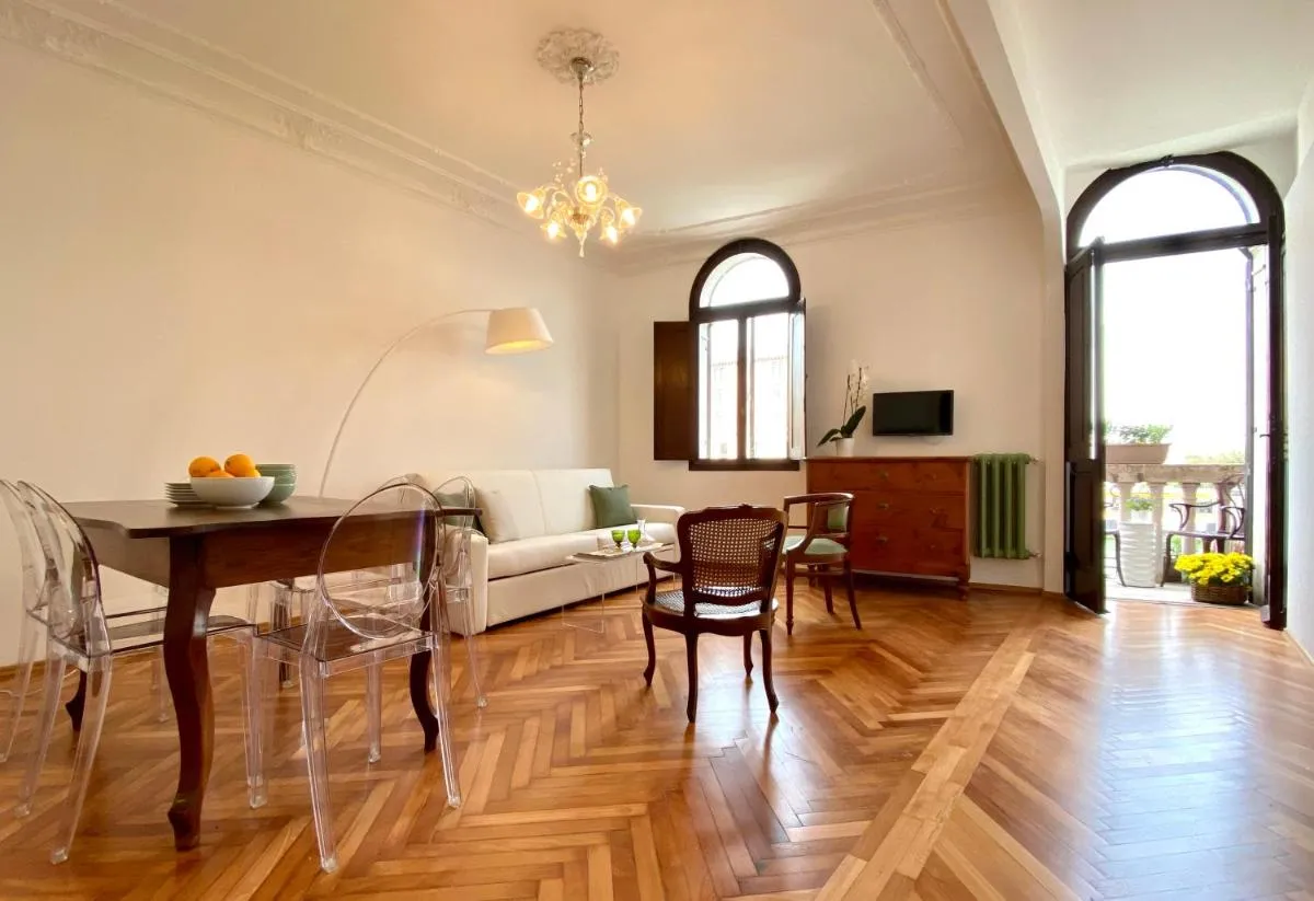 Image 1 of Venetian Palace R&R