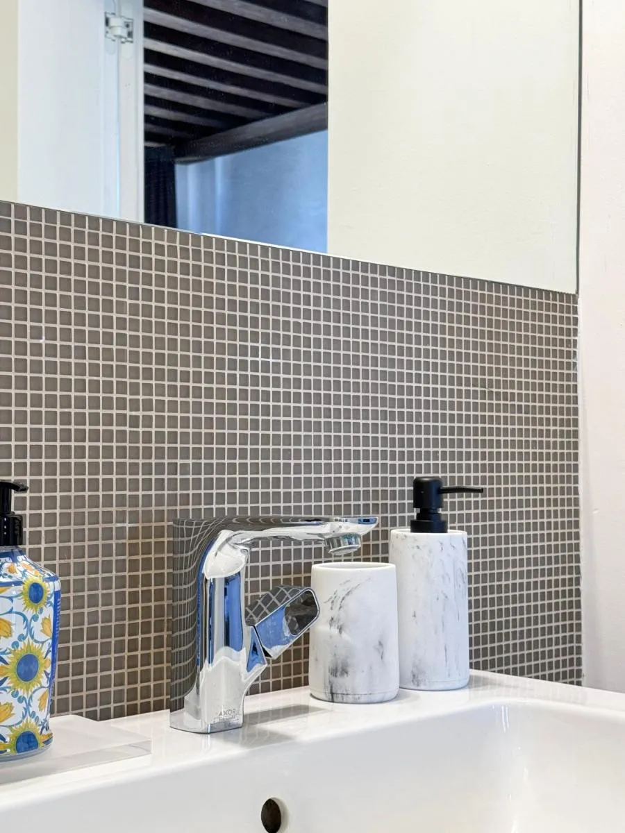 Image 3 of [Venice Central] Luxury Suite ~ Jacuzzi + Patio A/C