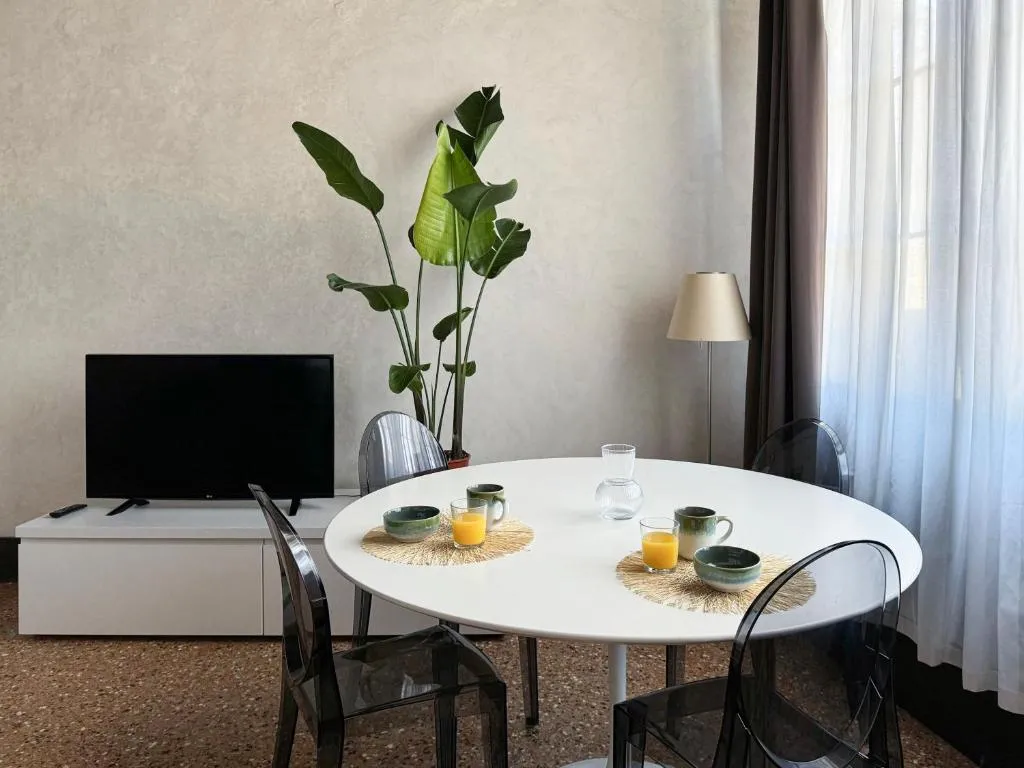 Image of [Venice Central] Luxury Suite ~ Jacuzzi + Patio A/C