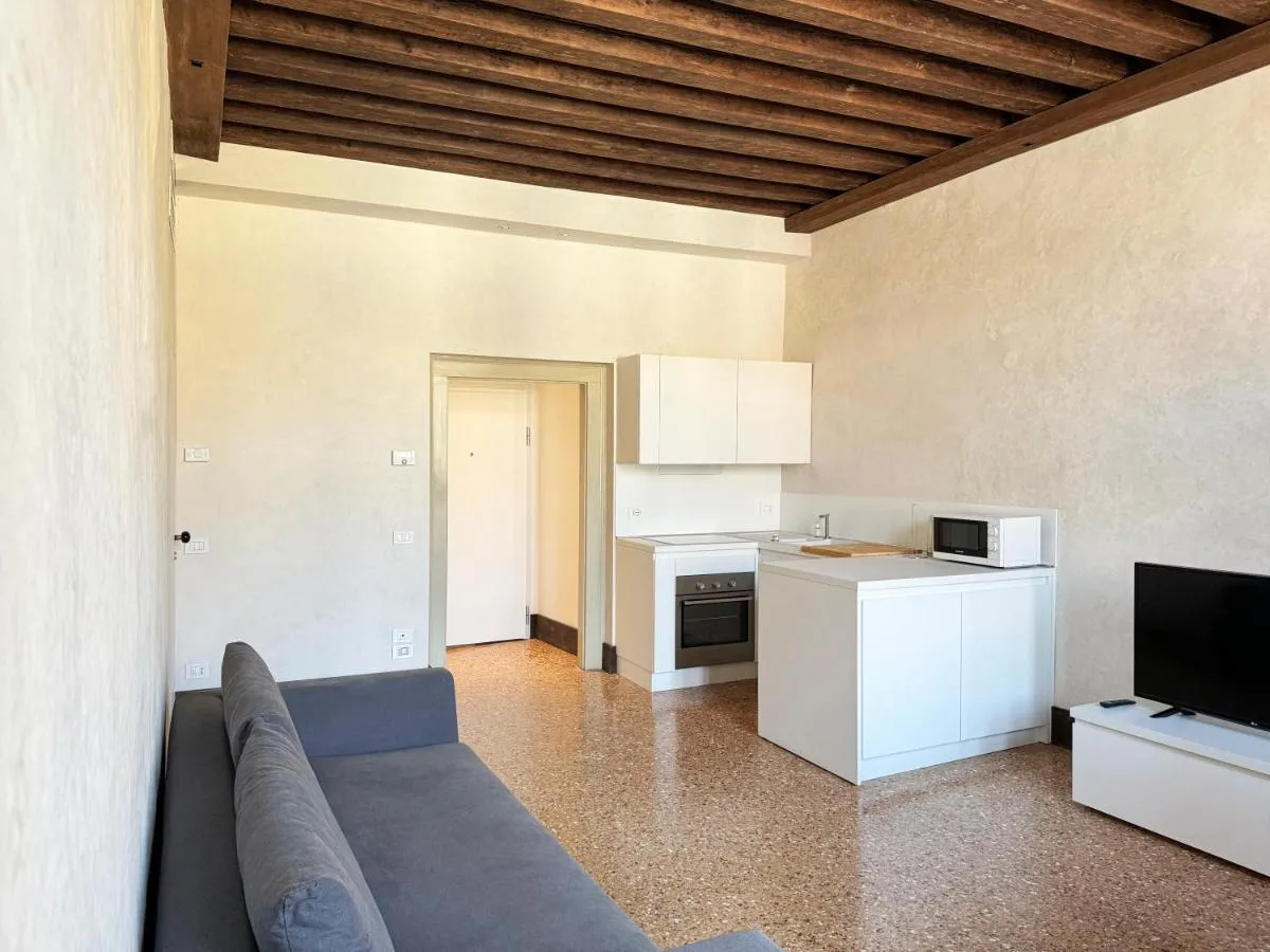 Image 2 of [Venice Central] Luxury Suite ~ Jacuzzi + Patio A/C