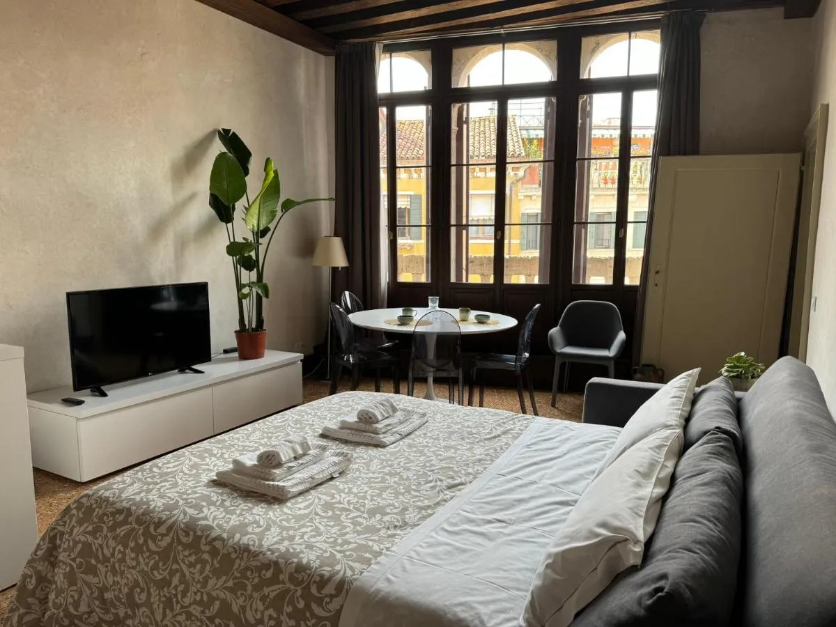 Image 4 of [Venice Central] Luxury Suite ~ Jacuzzi + Patio A/C