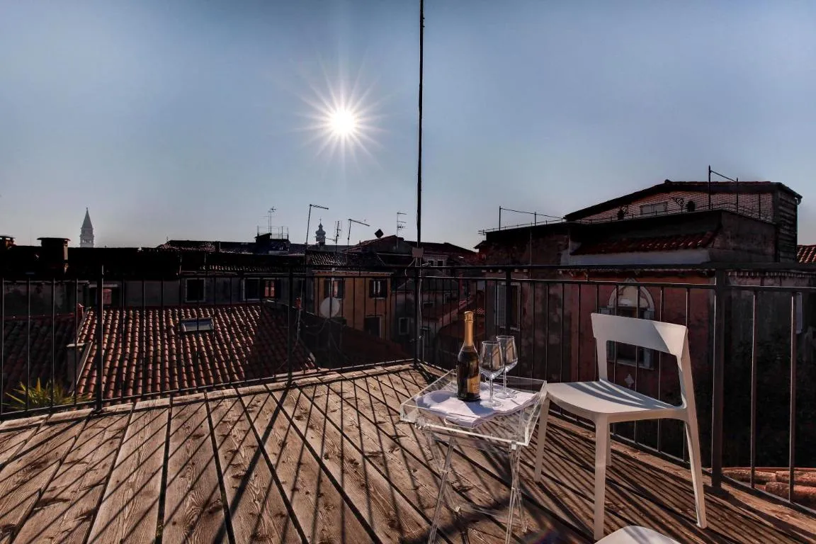 Image of Venice Skyline View Studio Apartment M0270428215