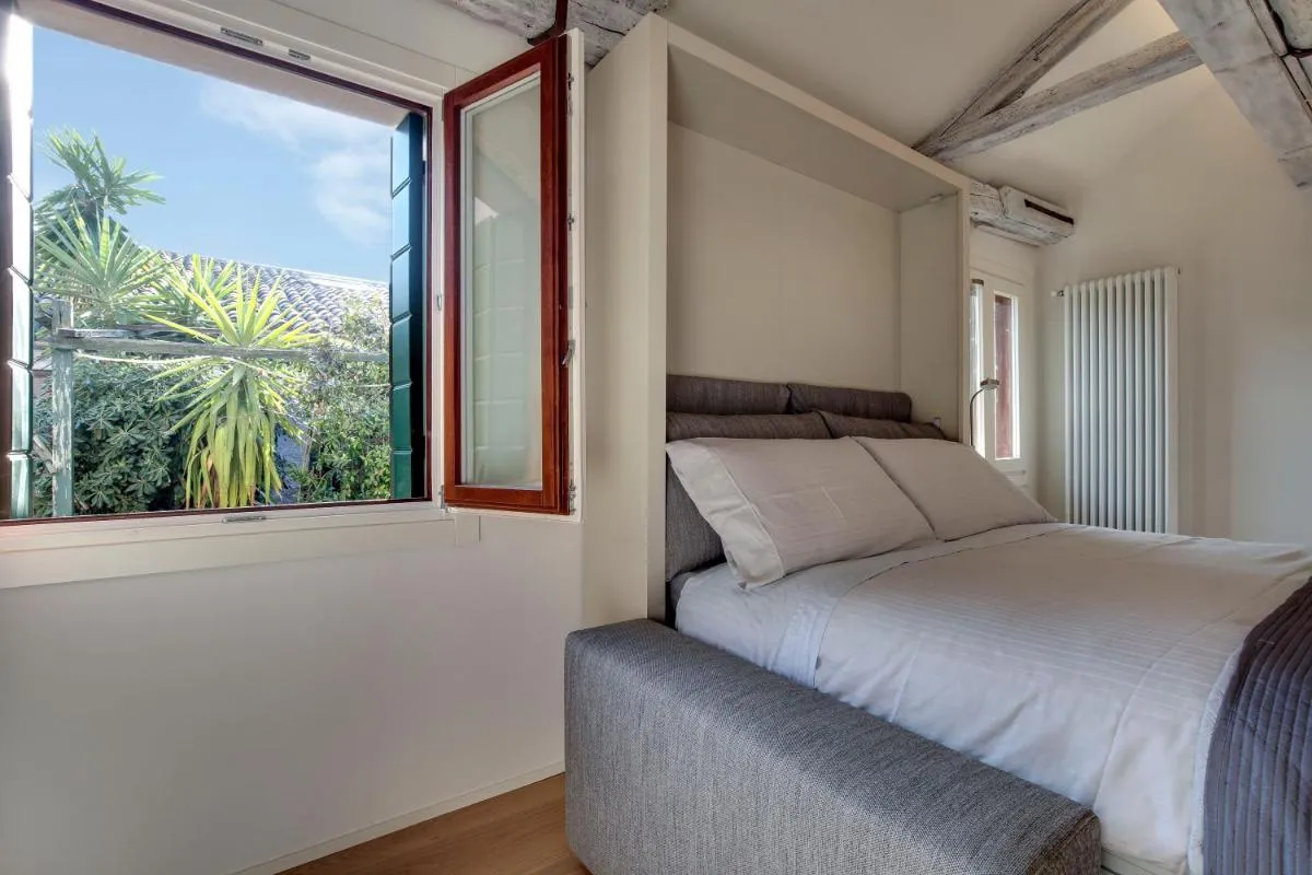 Image 1 of Venice Skyline View Studio Apartment M0270428215