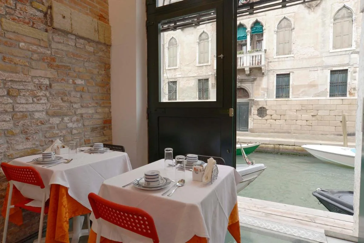 Image 1 of Al Mascaron Ridente