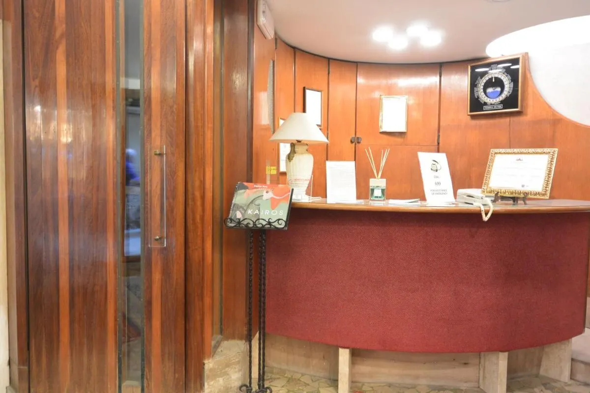 Image 6 of Ambassador Tre Rose