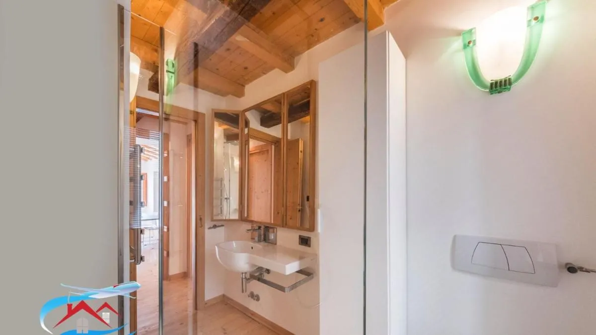 Image 2 of Au Nom de la Rose