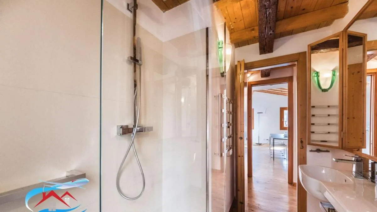 Image 6 of Au Nom de la Rose