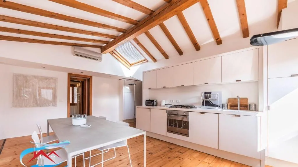 Image of Au Nom de la Rose