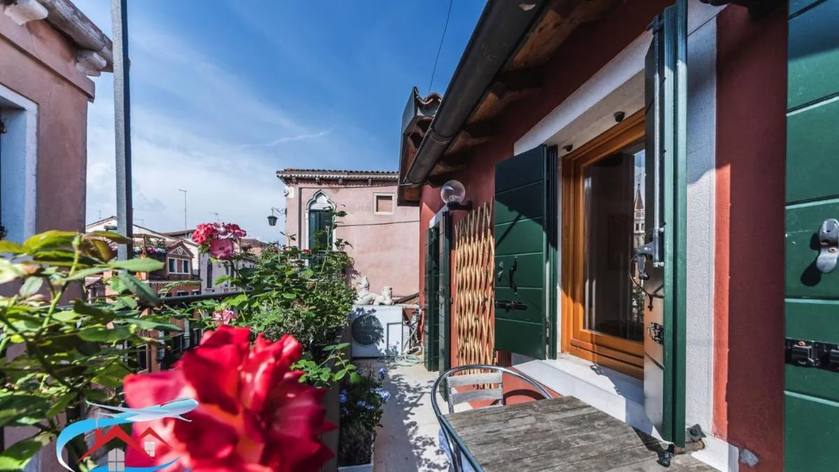 Image 4 of Au Nom de la Rose