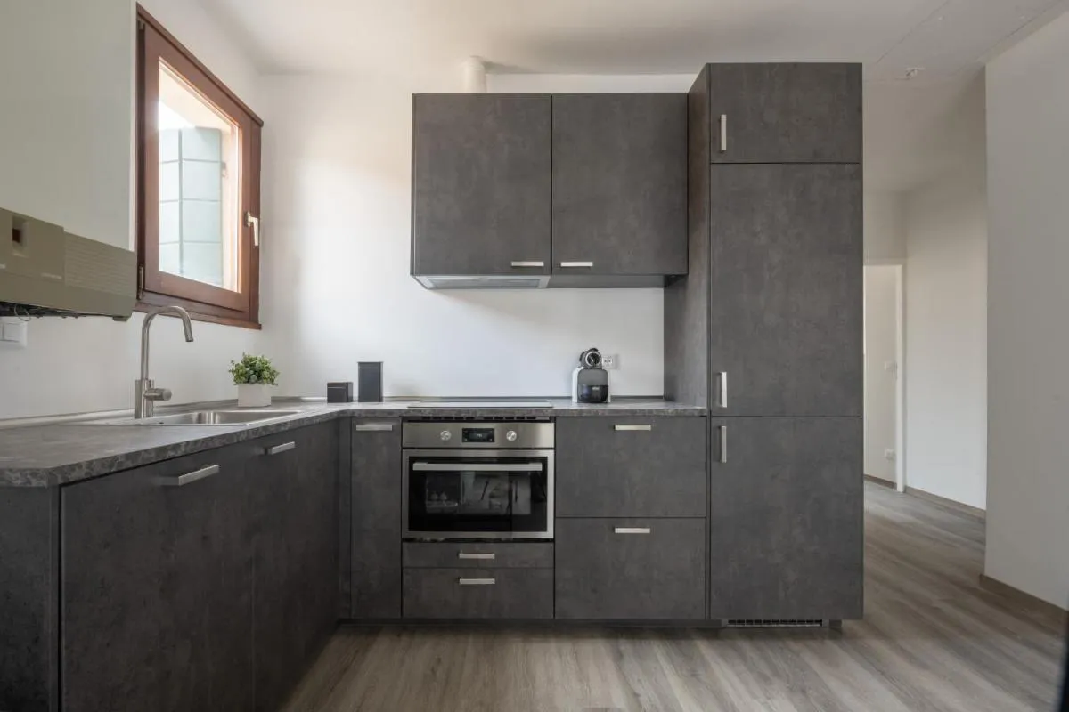 Image 3 of Bright Apartment On Venetian Roofs R&R