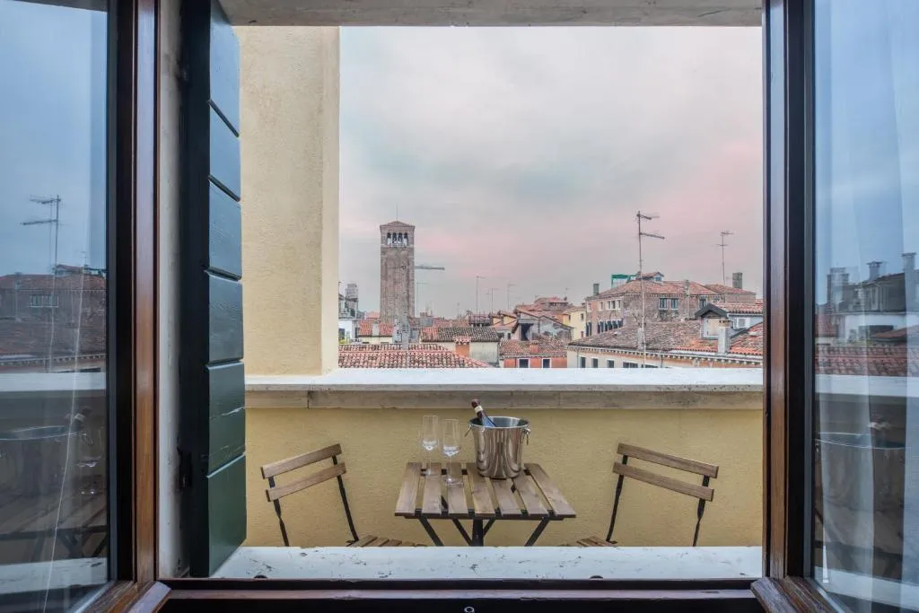 Image of Bright Apartment On Venetian Roofs R&R