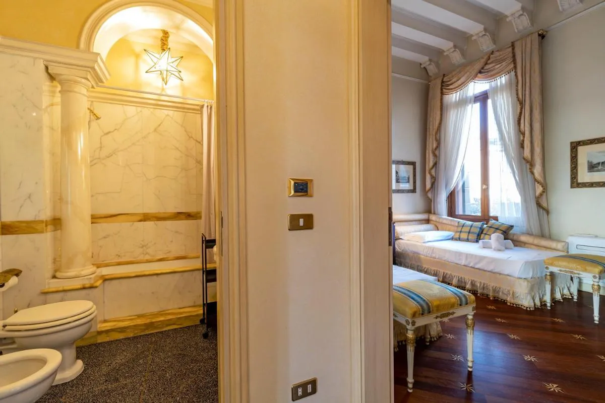 Image 2 of Ca’ De Le Colonne – Luxury Grand Canal View