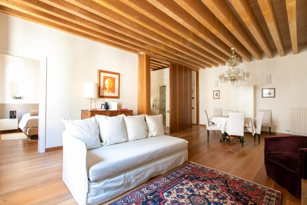 Image of Calle Teatro Vecchio – Venezia