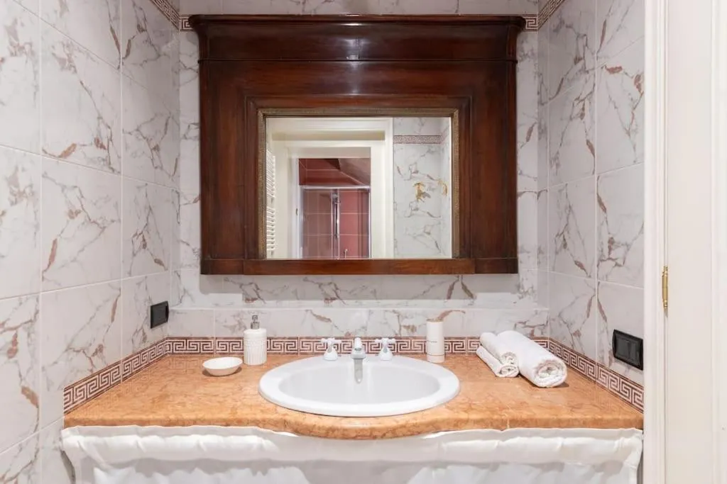 Image 2 of Canal View Luxury Heritage Retreat 2 Bedroom