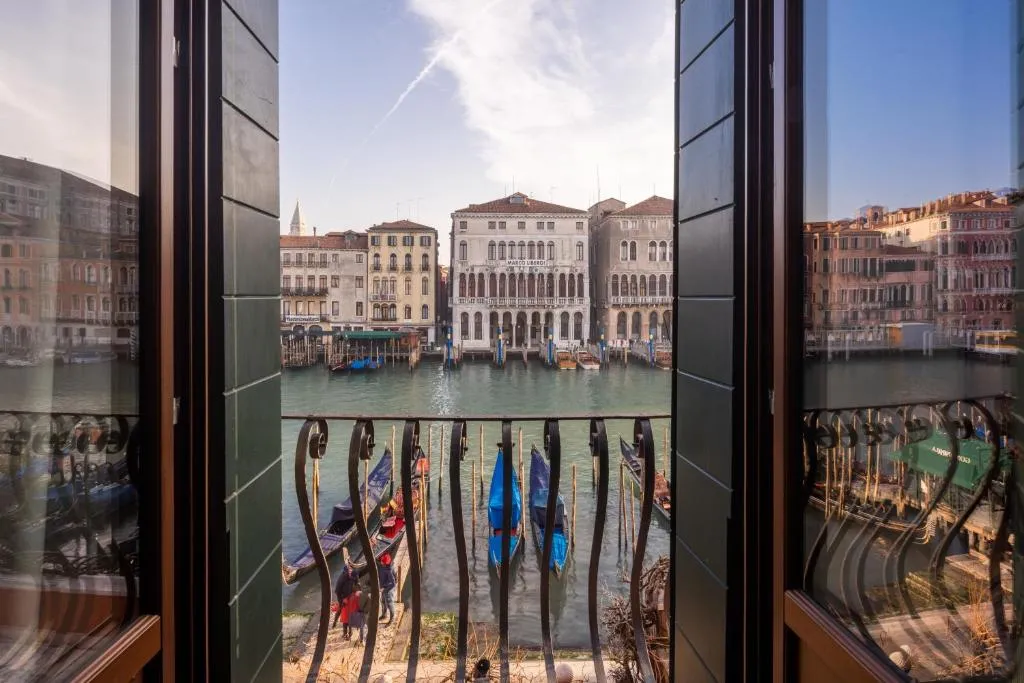 Image of Design Apartment with Balcony on the Grand Canal R&R