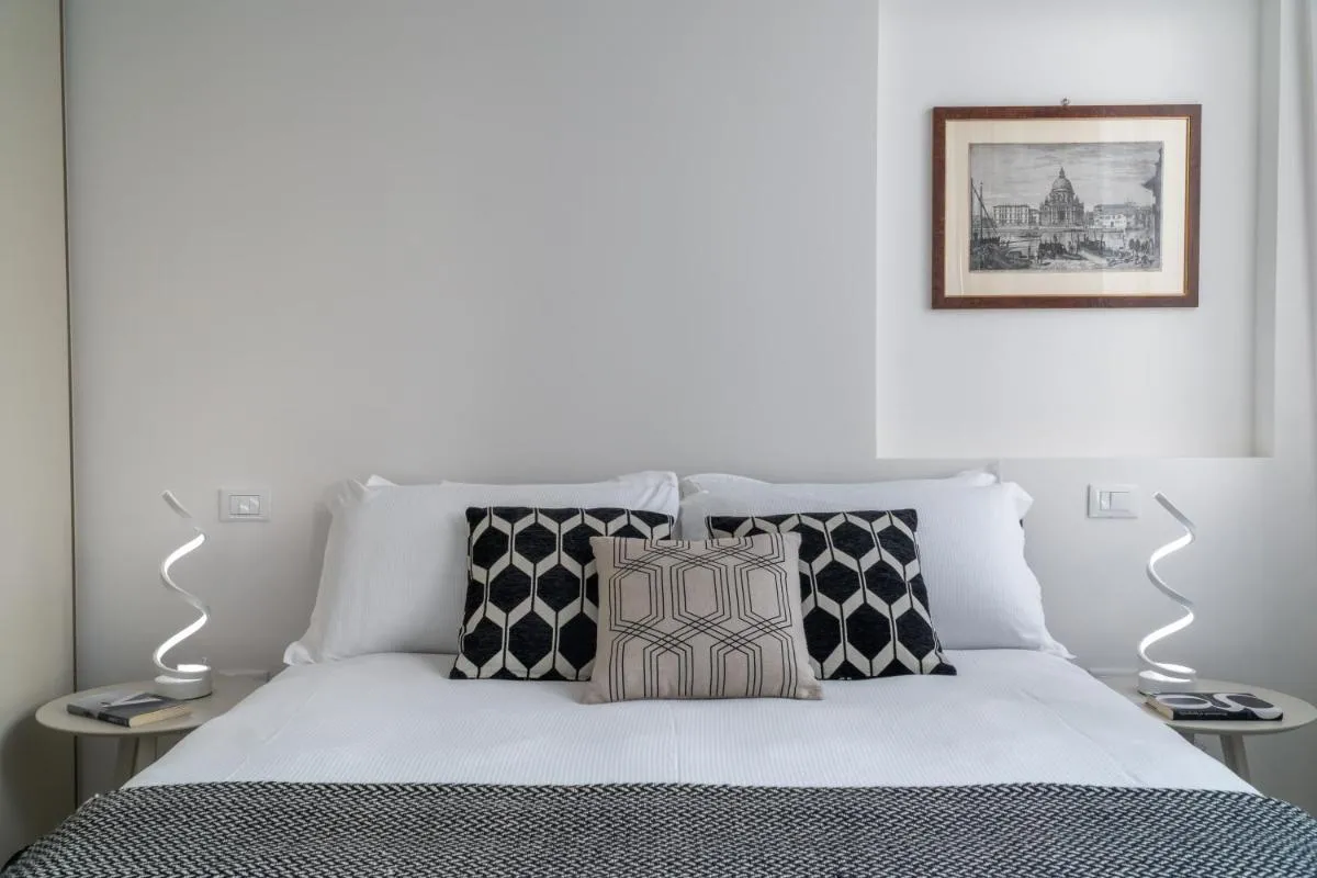 Image 6 of Design Apartment with Balcony on the Grand Canal R&R