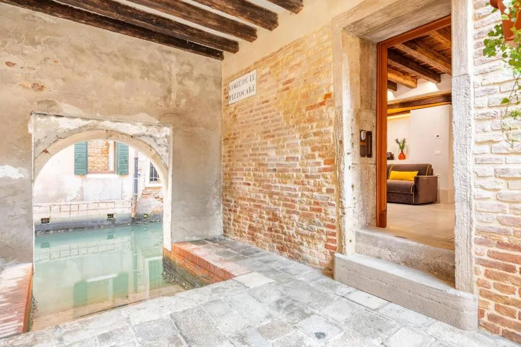 Image 3 of Dream’s door with canal view in Venice