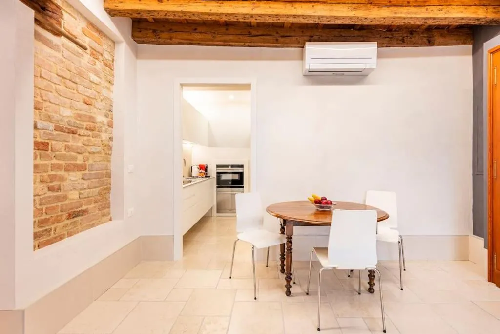 Image 4 of Dream’s door with canal view in Venice