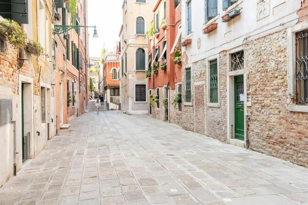 Image 6 of Dream’s door with canal view in Venice