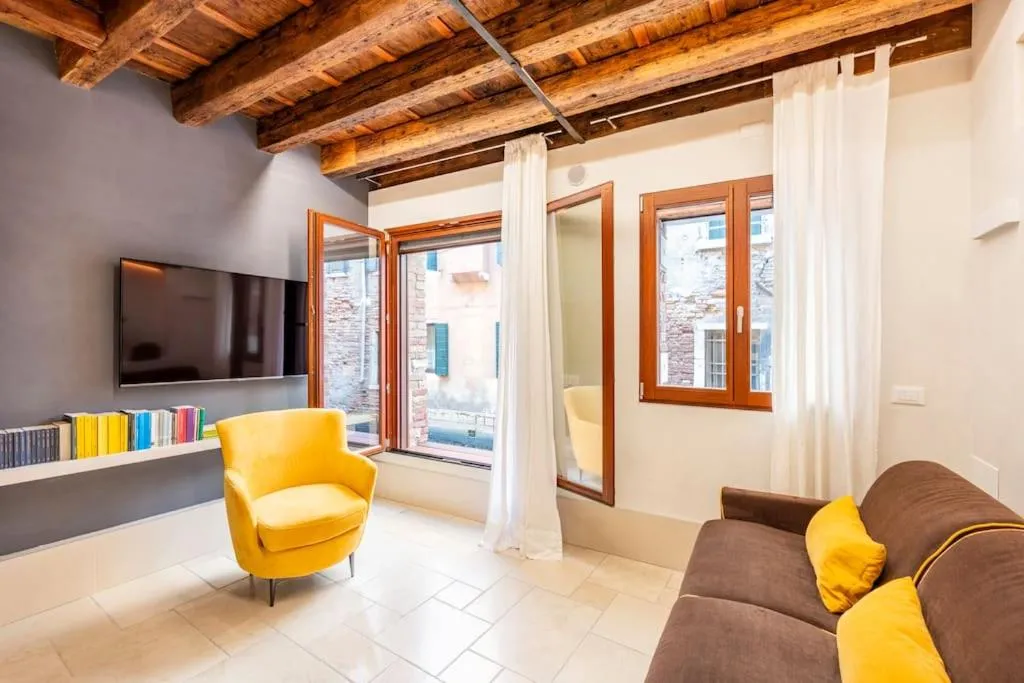 Image 5 of Dream’s door with canal view in Venice