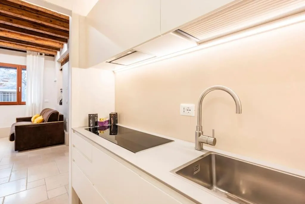 Image 2 of Dream’s door with canal view in Venice